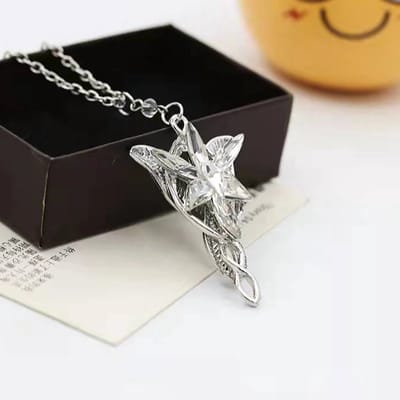 Ketting met hanger bloem verzilverd.
