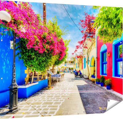 Gards Tuinposter Kleurrijke Straat op het Eiland Kos, Griekenland - 150x120 cm - Tuindoek - Tuindecoratie - Wanddecoratie buiten - Tuinschilderij