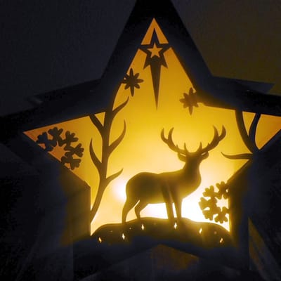 Hetty’S – Houten Kerstster met Lampjes – 30 x 30 x 11 cm – Hert, Sterren & Sneeuwvlokken