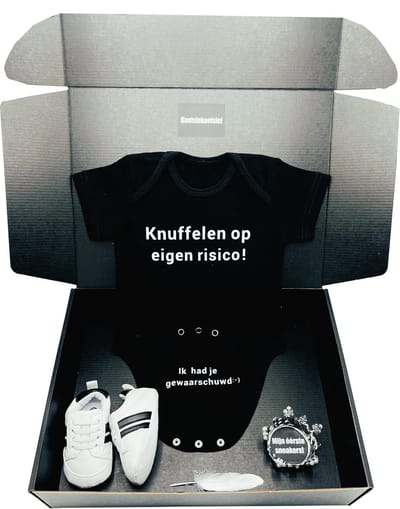 Kraamcadeau jongen, zwarte romper, babysneakers, kan ook rechtstreeks als cadeau worden verstuurd - cadeau geboorte jongen, geboortegeschenk jongen