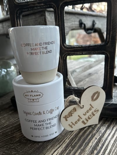 Creaties van Hier – Geurkaars in koffiekop Coffee and Friends met houten hartje – 8 cm – Coffee Kissed Spice