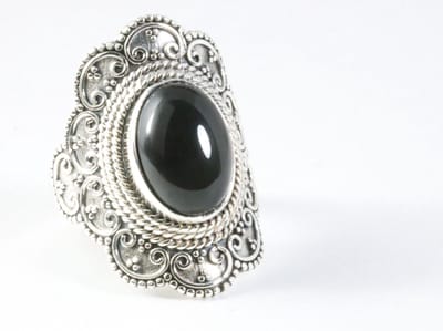 Bewerkte zilveren ring met onyx - maat 18.5