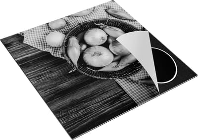Chefcare Inductie Beschermer Mand met Uien op Tafel - Zwart Wit - 78x78 cm - Afdekplaat Inductie - Kookplaat Beschermer - Inductie Mat