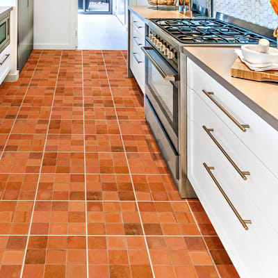 Antislip vloerstickers met beschermlaag - 60 terracotta tegelstickers van Cala Rosa - 120x200cm - 60 stickers 20x20cm