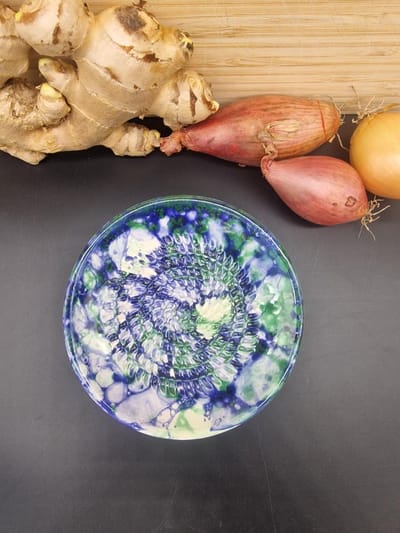 Rasp Bordje Groen Blauw Gevlekt - Rasp Schaaltje - Knoflook Rasp - Gember Rasp -Chocolade - Kookliefhebber - Amber Blokjes - Fairtrade - Handmade - Keramisch - Raspen - Schaven - Vegan - Vintage