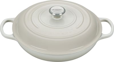 Le Creuset Braadpan Signature Campagnard Meringue – Ø 30 cm / 3,5 Liter – Brede, Lage Stoofpan met Deksel – Gietijzer met Licht Emaille – Inductie- en Ovenbestendig – Ideaal voor Gevarieerde Bereidingen – Smaakvolle Zandkleurige Afwerking