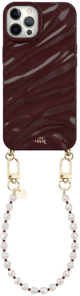 xoxo Wildhearts Burgundy Glaze telefoonhoesje met koord - geschikt voor iPhone 12 Pro - Burgundy Pearl (kort koord) - Dream hoesje met telefoonkoord - Glimmende silicone case met plooien - Parelketting met burgundy & gouden details - Bordeaux rood