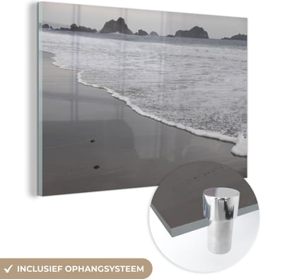® Glasschilderij 180x120 cm - Schilderij acrylglas - Zwart-wit beeld van de zee bij de kust in het Nationaal park Meru Betiri - Foto op glas - Muurdecoratie woonkamer - Wanddecoratie slaapkamer - Schilderijen
