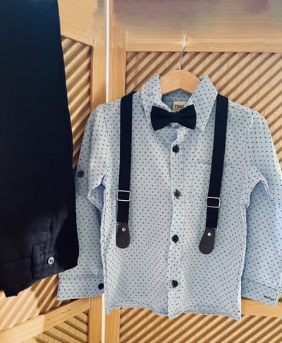 luxe jongens kledij- 4 delige katoenen jongens set-4 delig kinderpak-lichtblauwe,gestippelde overhemd, kostuumbroek (donkerblauw) verstelbare bretels en vlinderdas-strik- feestoutfit-bruidsjonkers-bruiloft-fotoshoot-doopsel-verjaardag- 1 jaar-maat 86