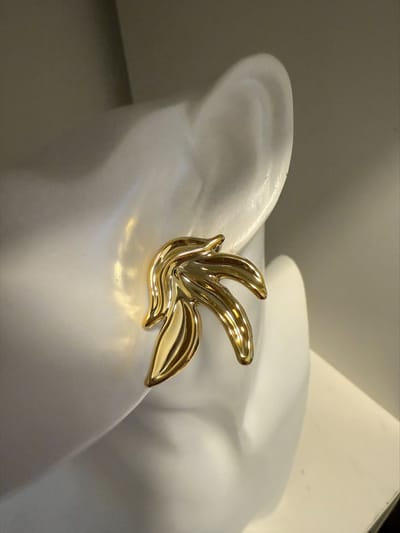 Goudkleurige oorknoppen blad 1 || Make up | Parfum | Moederdag | Verjaardagscadeau| Cadeautje| Valentijnsdag| Kado | sieraden | vaderdag | oorbellen | oorsieraden
