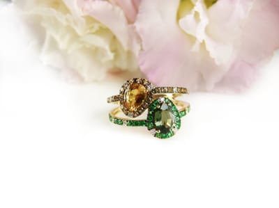 Ring in geel goud gezet met groene saffier, gele saffier en diamant
