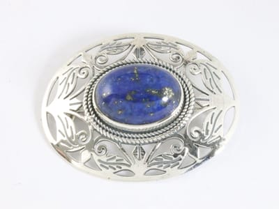 Grote opengewerkte zilveren broche met lapis lazuli