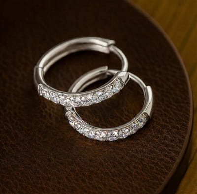 Lundholm Luxe Oorringen Met Zirkonia Steentjes Zilverkleurig Jewellery - Premium Stainless Steel Zilver PVD Plated - Kleine Oorbellen Dames Classy 14 mm - My Delia Serie - Luxe Vrouwen Cadeautjes