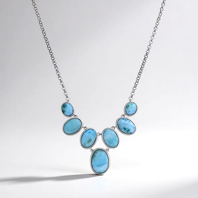 Cavill - Zilveren halsketting - 925 Sterling Zilver gerhodineerd - Larimar 34,88 ct ovaal cabochon - Elegante V-vorm ketting - Frisse aquablauwe tint