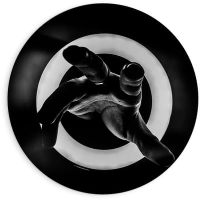 Forex Wandcirkel - Hand in Ringlamp (zwart/wit) - 90x90cm Foto op Wandcirkel (met ophangsysteem)