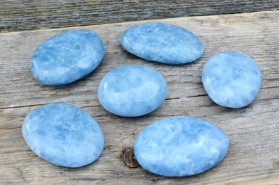 Edelsteen blauwe Calciet - handsteen