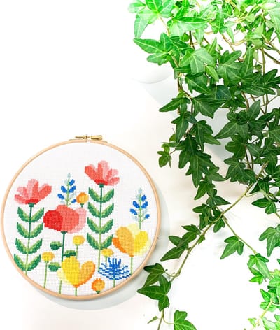 Bloemen Borduurpakket Voorjaarsbloemen | Vrolijk borduurpakket voor beginners | Inclusief Aida stof DMC garen Borduurring Instructies en Telpatroon | Bloemen borduren