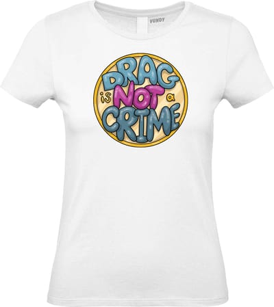 Dames T-shirt Drag Is Not A Crime | Gay pride shirt kleding | Regenboog kleuren | LGBTQ | Wit dames | maat XS