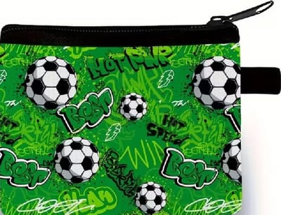 Gemakkelijk om erbij te hebben, dit handige rits portemonneetje 10x14cm. Een mooie afbeelding van allerlei voetballen in het gras. Erg leuk om voor jezelf te kopen of om cadeau te geven. Ook leuk bij Sinterklaas, Kerst of vakantie.