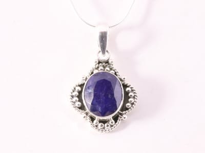 Bewerkte zilveren hanger met blauwe saffier aan ketting