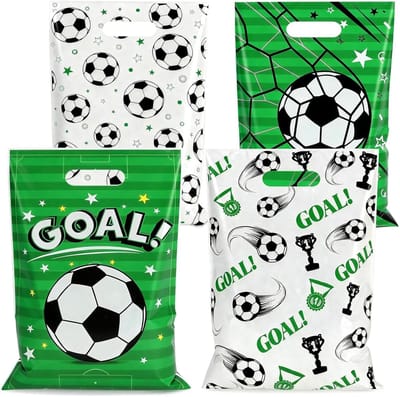 Ryoudavell - Voetbal Cadeauzakjes - 50 Stuks - Plastic Uitdeelzakjes met Handvatten - Snoepzakjes en Snackzakjes voor Kinderfeestje, Verjaardag en Teamfeest - Voetbal Thema Traktatiezakjes