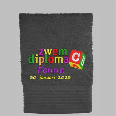 Handdoek Zwemdiploma C met naam en datum van afzwemmen - 550gr - 70x140cm - Antraciet - Cadeau Afzwemmen - Geborduurd