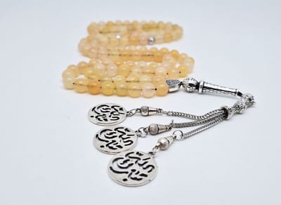 Handgemaakte tesbih "Tasbih" natuursteen " Calciet geel " - Aantal kralen 99 - Diameter kralen 8MM - met metaal tassel "Tabarak Allah" - Een mooi cadeau-idee