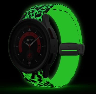 Strap-it Smartwatch bandje - Luminous Leopard magnetisch siliconen bandje geschikt voor Samsung Galaxy Watch 7 (40 & 44mm) / Galaxy Watch 6 (Classic) / Galaxy Watch 5 / Galaxy Watch 5 Pro / Galaxy Watch 4 / Galaxy Watch 4 Classic / Watch FE