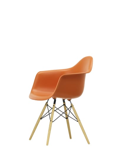 Vitra - DAW Eames Plastic Armchair - roestoranje RE - honingkleurig essenhout