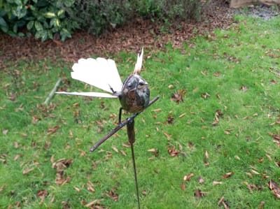 Floz Design tuinprikker vogel - vogelwaaierstaart op stang - uniek cadeau vogelliefhebber - fairtrade