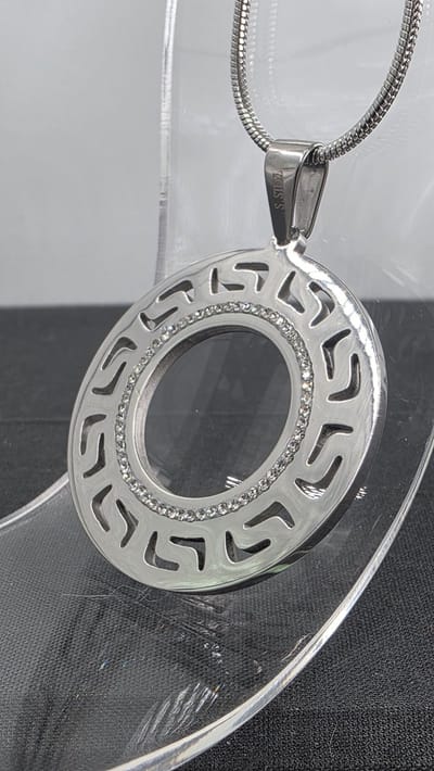 Hanger - RVS - Ø 3.5 cm - Rond - Grieks meandermotief en binnenring bezet met zirkonia steentjes - ketting L 45 cm.