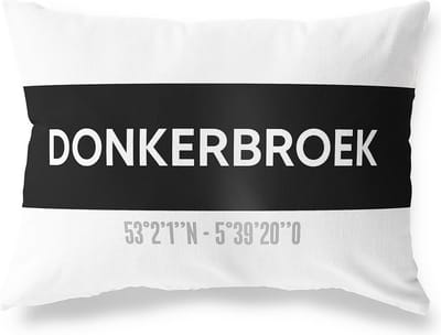 Tuinkussen DONKERBROEK - FRIESLAND met coördinaten - Buitenkussen - Bootkussen - Weerbestendig - Jouw Plaats - Studio216 - Modern - Zwart-Wit - 50x30cm