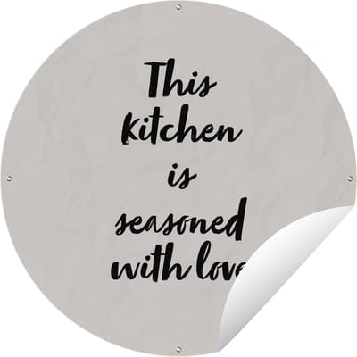Tuincirkel Quotes - Koken - Spreuken - This kitchen is seasoned with love - Liefde - 60x60 cm - Ronde Tuinposter - Buiten