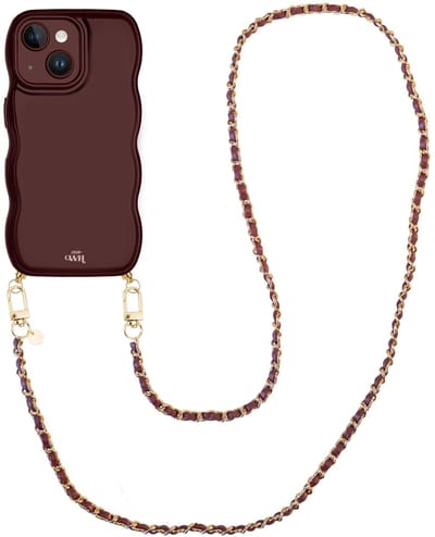 xoxo Wildhearts Glossy Wavy Cord Case Burgundy - Geschikt voor iPhone 15 Plus - Classic Chain - Lang koord - Glimmend telefoonhoesje met golven - Hoesje met koord - Bordeaux rood met gouden ketting - Telefoonkoord - Lange variant koord