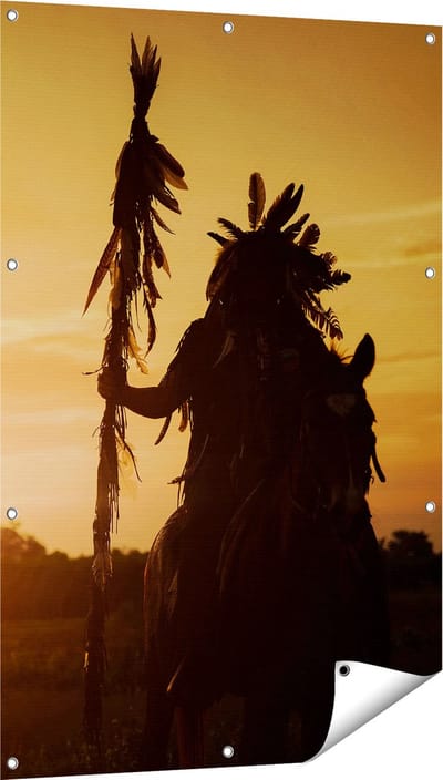Gards Tuinposter Indiaan met een Speer bij Zonsondergang - 80x120 cm - Tuindoek - Tuindecoratie - Wanddecoratie buiten - Tuinschilderij