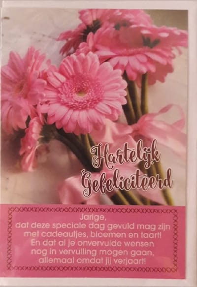 Hartelijk gefeliciteerd! Een mooie bos bloemen bij een geslaagde spreuk voor je verjaardag! Een leuke kaart om zo te geven of om bij een cadeau te voegen. Een dubbele wenskaart inclusief envelop en in folie verpakt.
