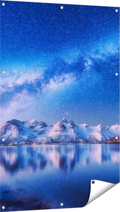 Gards Tuinposter Melkweg bij Besneeuwde Bergen - 80x120 cm - Tuindoek - Tuindecoratie - Wanddecoratie buiten - Tuinschilderij