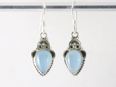 Fijne bewerkte zilveren oorbellen met blauwe chalcedoon
