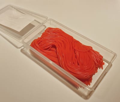 doos rode snoepveters - aardbei snoepspaghetti - 1,35kg