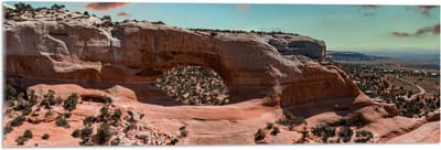 WallClassics - Acrylglas - Uitzicht vanaf Rots over Wolken en Rotsen in het Arches National Park in Utah, Amerika - 90x30 cm Foto op Acrylglas (Wanddecoratie op Acrylaat)