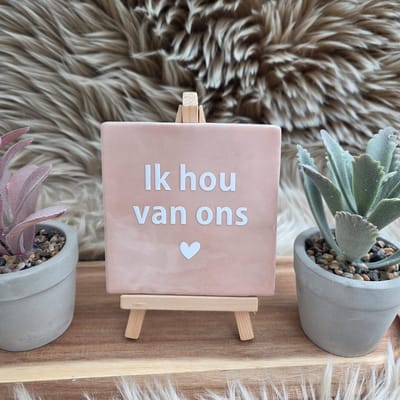 Robuust Wenstegeltje – Ik Hou van Ons – Hip trendy tegeltje – 10x10 cm – Cadeau voor Partner, Valentijn of Jubileum – Stijlvol en Persoonlijk Woonaccessoire - Zomaar - Voor jezelf – Trendy nu – Decoratief Tegeltje met Standaard – Cadeau Idee