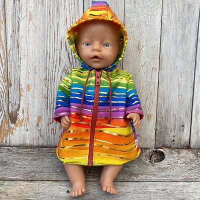 Poppenkleertjes Maat 43 Jasje Regenboog Metallic – Kleurrijk Poppenjasje met Capuchon en Rits – Geel Oranje Rood Paars Groen
