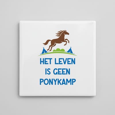 Motiverende Tekst Keramische Wandtegel “Het Leven Is Geen Ponykamp” – Paarden Illustratie Woondecoratie – 15 x 15 cm