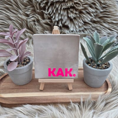 Robuust Wenstegeltje “KAK.” – 10X10CM – Humoristisch Cadeau – Trendy nu – Wanddecoratie – Cadeau voor Nieuwe Woning, Housewarming of voor vriend(in) – Sfeervol en Persoonlijk – Zomaar - Wc decoratie – Decoratief Tegeltje met Standaard – Cadeau Idee
