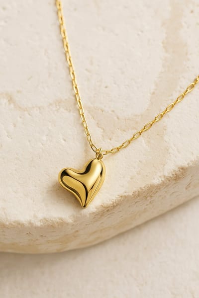 Lundholm Ketting Dames Goud kleurig Hartje Hanger Jewellery – Premium Stainless Steel – My Deni Serie -Gouden Sieraden dames Lange Ketting met Chunky Hart Hanger – 85 + 7 cm – Statement Sieraad – Luxe Geschenkverpakking