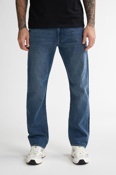 Petrol Industries blauwe heren jeans   Bleached wash wassing   Relaxed Fit   5-Pocket zakken   Knoop- en ritssluiting   Duurzaam   Regular waist Blauw