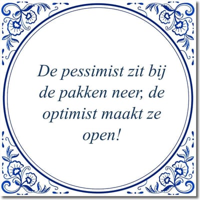 Tegeltje met hangertje - De pessimist zit bij de pakken neer, de optimist maakt ze open!