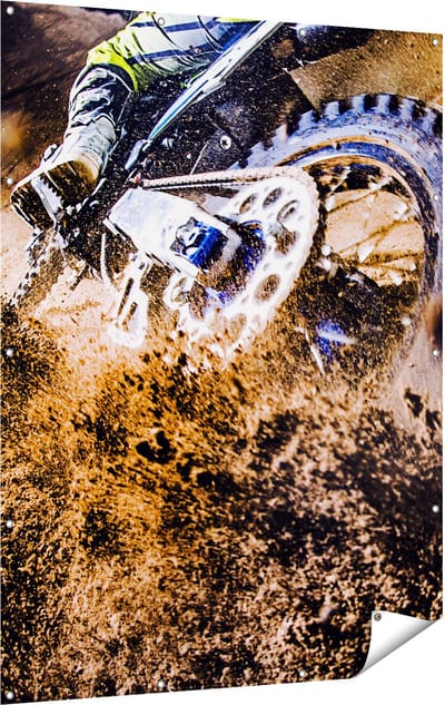 Gards Tuinposter Motorcross Wiel met Modder - 120x160 cm - Tuindoek - Tuindecoratie - Wanddecoratie buiten - Tuinschilderij