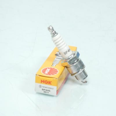 Bougie d'allumage NGK pour mobylette Honda 50 Express BP4HS / 3611 / Par 10 Neuf