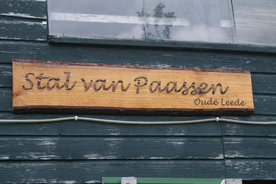 Houten naambord 175 - 200 cm breed - boven en onder  boomschors